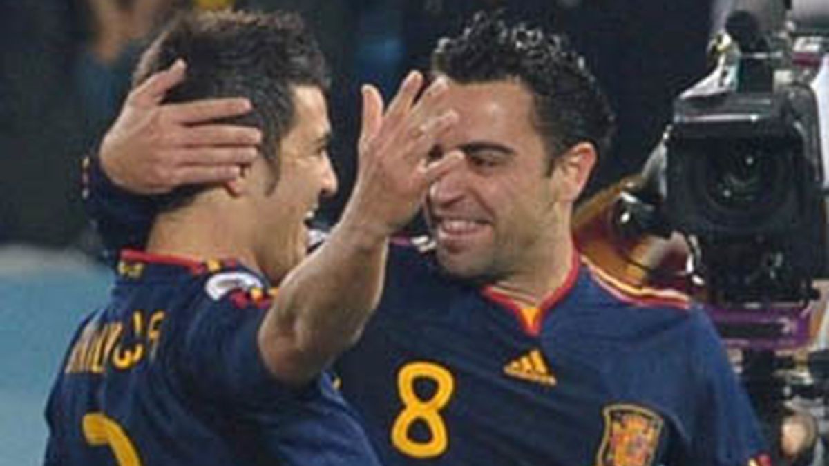 Xavi felicita a Villa tras el primer gol a Chile.