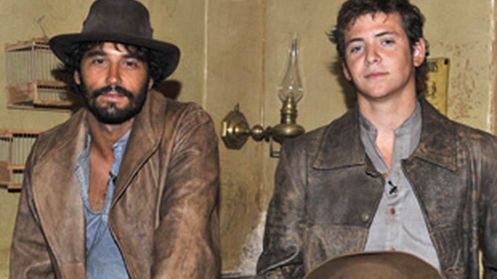 Álex García (izquierda) y Junio Valverde, protagonistas de 'Tierra de lobos'.