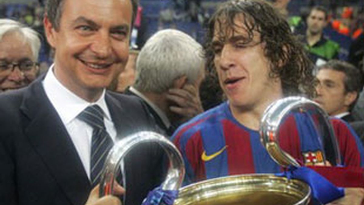 Rodríguez Zapatero, con el jugador del Barça Puyol.