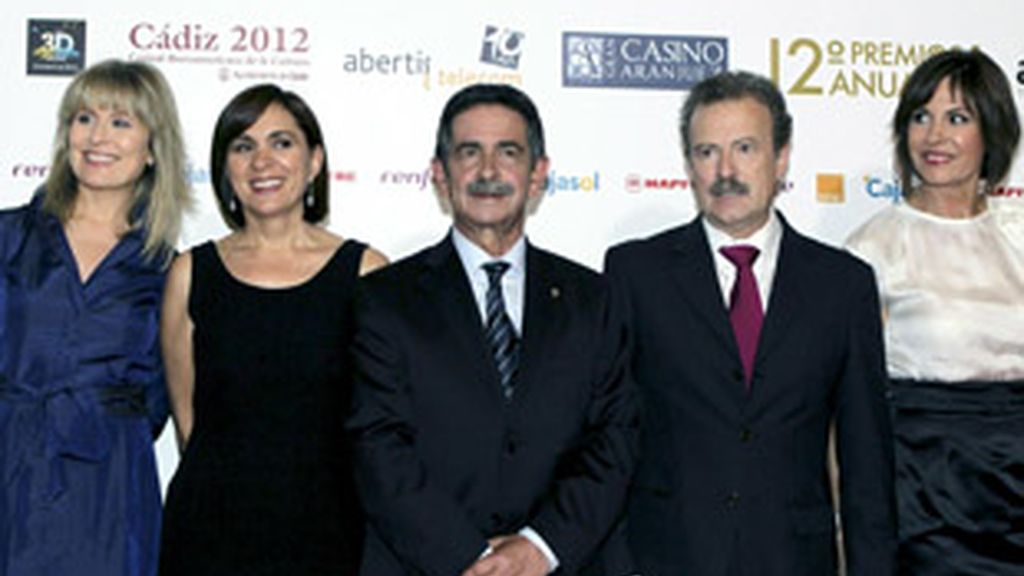 El presidente de Cantabria, Miguel Ángel Revilla (centro), a la derecha de Manuel Campo Vidal y Concha García Campoy, presidente y vocal de la Junta de la ATV, en los últimos premios de la institución. A la izquierda, María Rey, esposa de Campo Vidal.