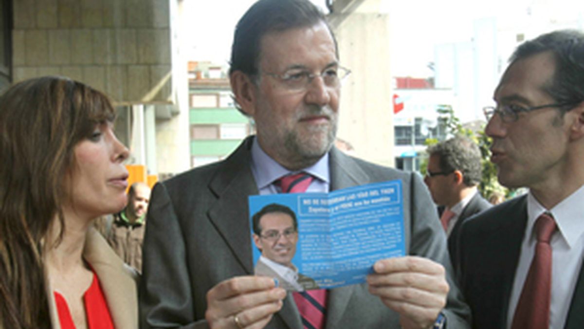 El líder del Partido Popular (PP), Mariano Rajoy (en el centro), acompañado de la presidenta del partido en Cataluña, Alicia Sánchez-Camacho, y el candidato a la alcadía de Hospitalet de Llobregat, Juan Carlos del Rio.