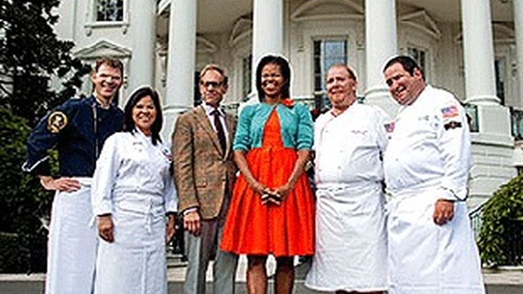 Michelle Obama, con el equipo de 'Iron Chef America'.