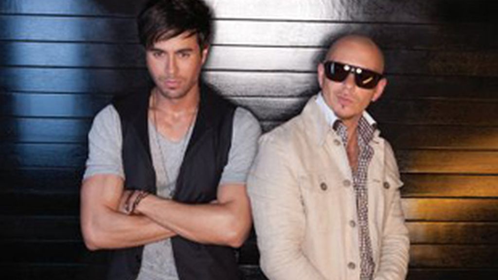 Enrique Iglesias y Pitbull colaboran en la canción 'I like how it feels'.