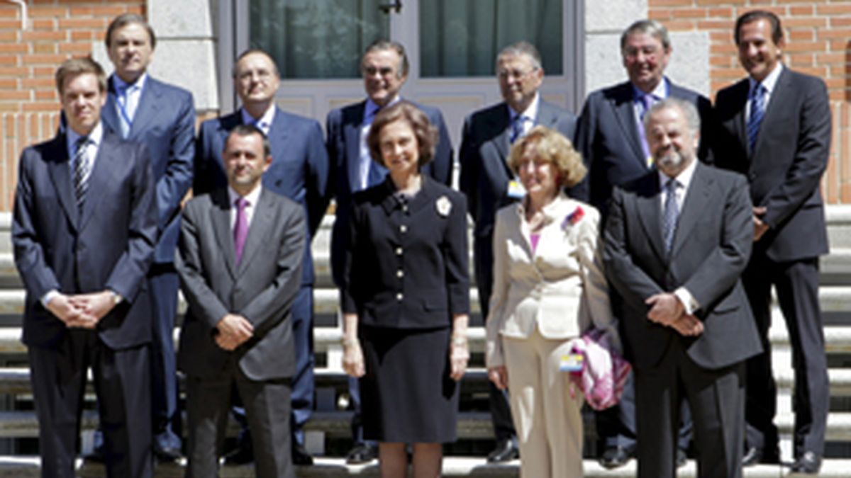 La Reina, con los representantes de los diez grupos de comunicación españoles que participan en la campaña 'Banco de Recuerdos' de la Fundación Reina Sofía.
