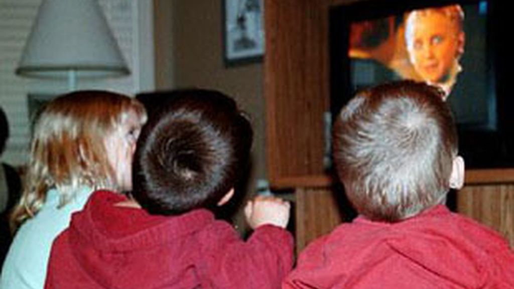 Niños viendo la televisión.