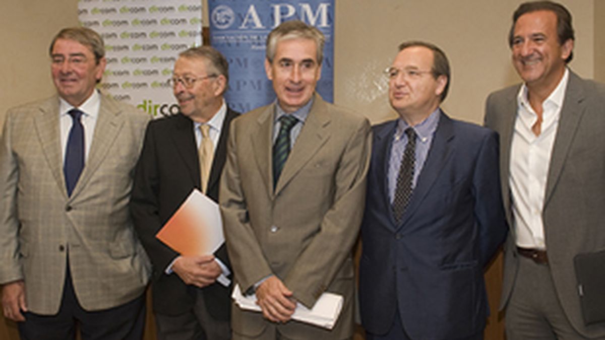 De izquierda a derecha, Alejandro Echevarría (Mediaset España), Alberto Oliart (RTVE), el ministro de la Presidencia, Ramón Jáuregui, Maurizio Carlotti (Antena 3) y José Miguel Contreras (La Sexta).