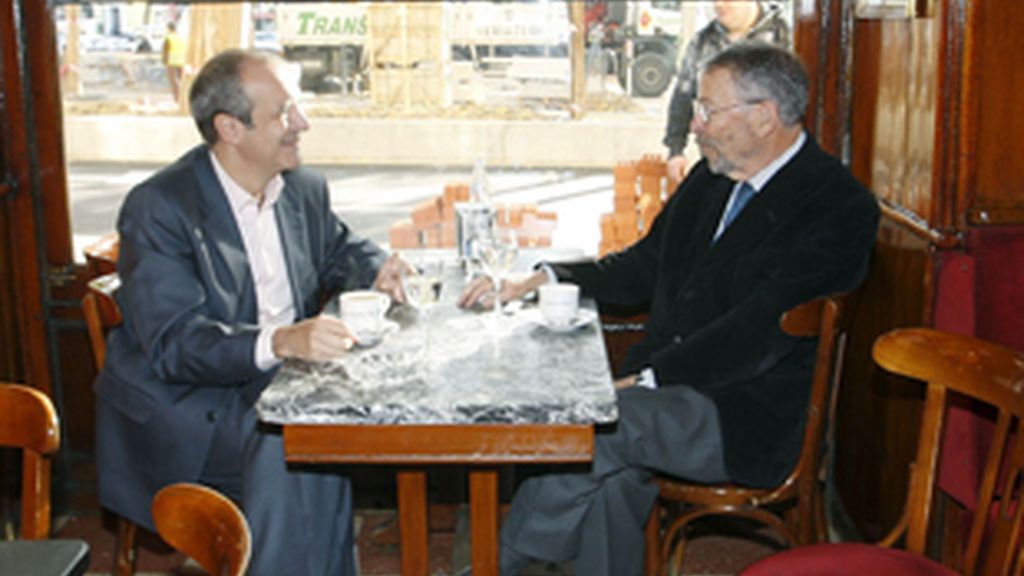 Luis Fernández (izquierda) y Alberto Oliart, escenificando el relevo en el madrileño café Gijón.