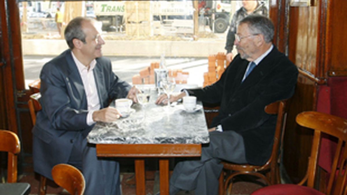 Luis Fernández (izquierda) y Alberto Oliart, escenificando el relevo en el madrileño café Gijón.