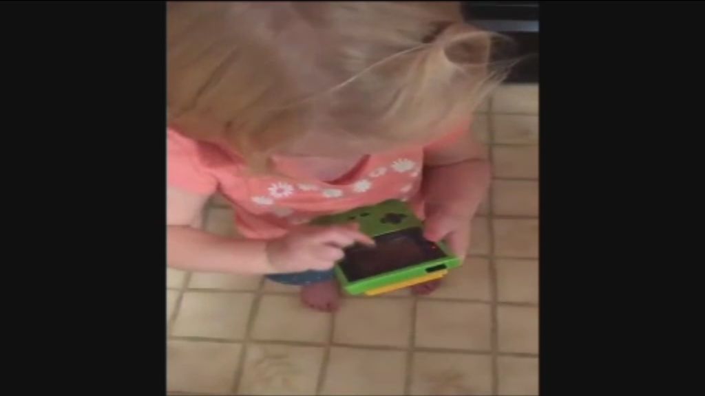 La reacción de esta niña al ver una Game Boy que te hará sentir mayor