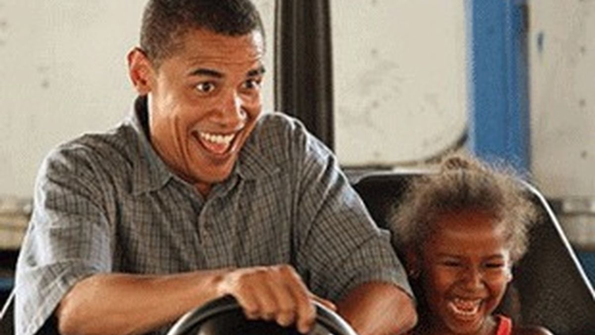 Obama jugando con su hija.