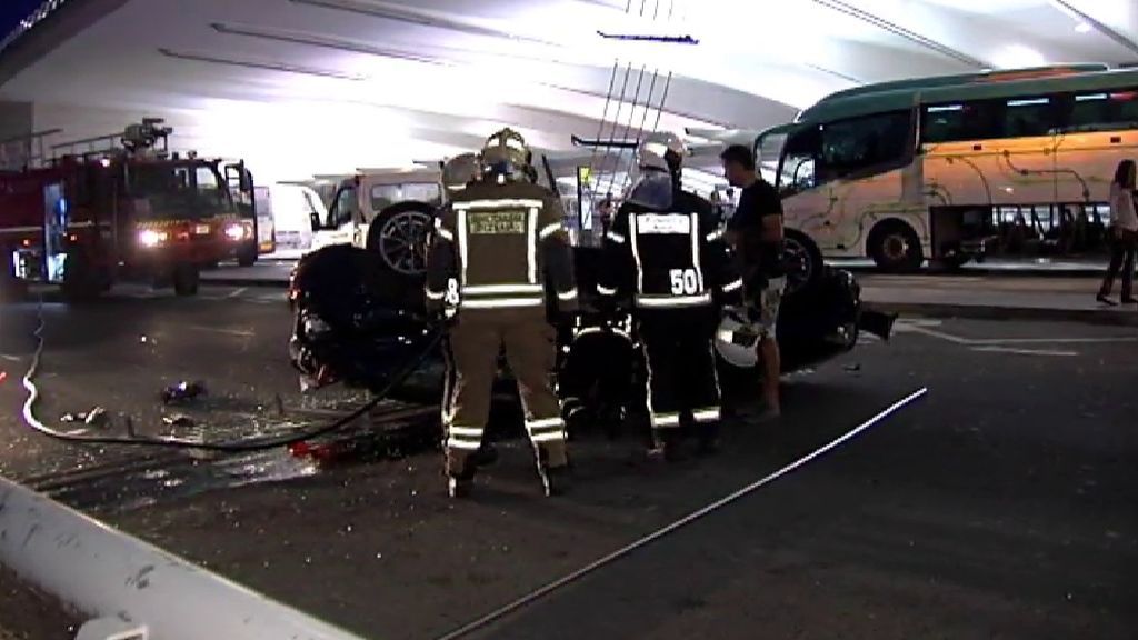 Herida tras precipitarse con su coche desde un primer piso en el aeropuerto de Bilbao