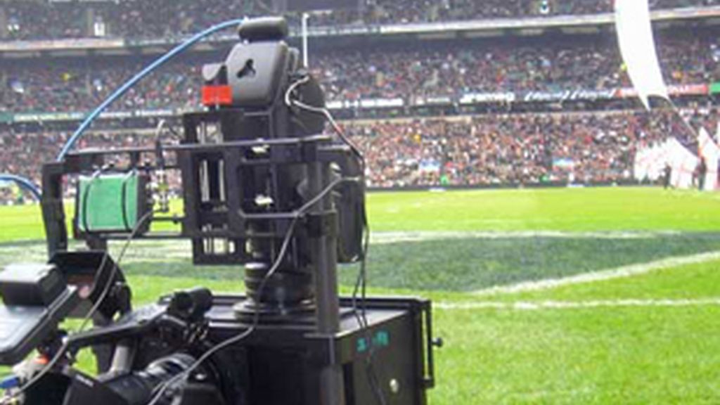 Cámara de televisión en un partido de fútbol.