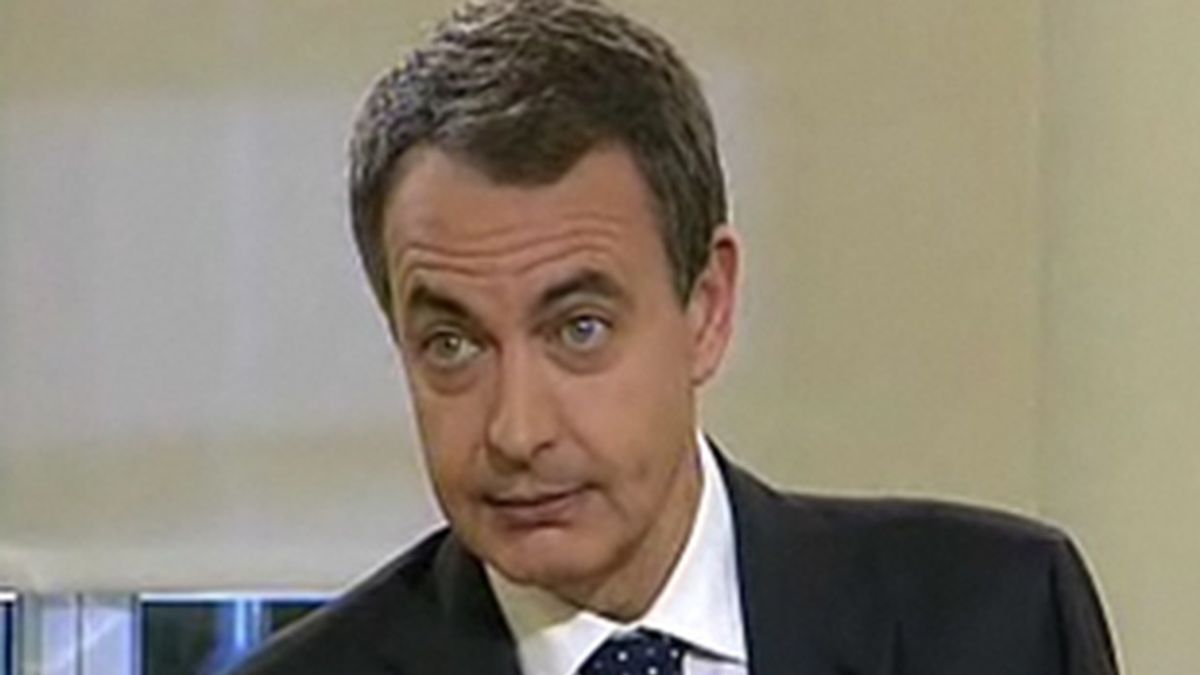 El presidente del Gobierno, José Luis Rodríguez Zapatero, durante su entrevista con RTVE en la Moncloa.