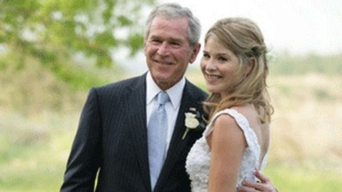 El ex presidente de EEUU, George Bush y su hija Jenna.