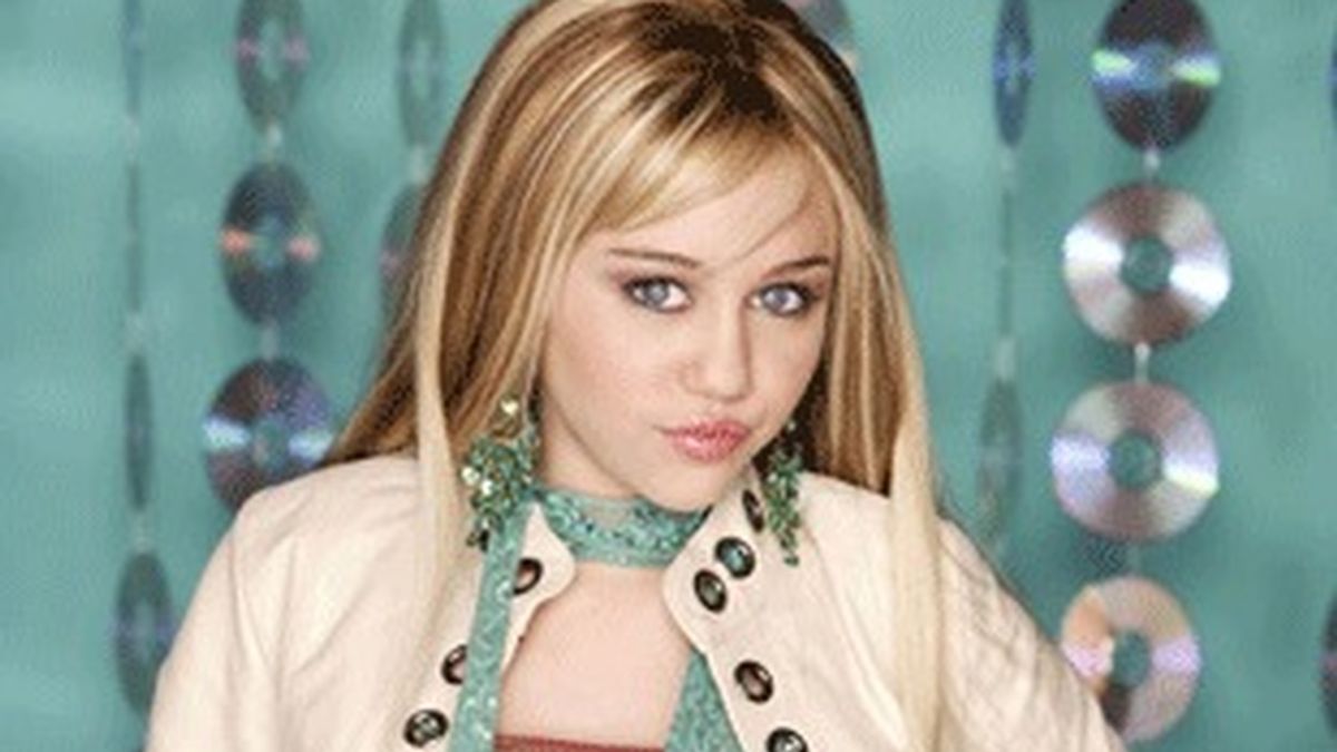 Miley Cyrus, caracterizada como Hannah Montana.