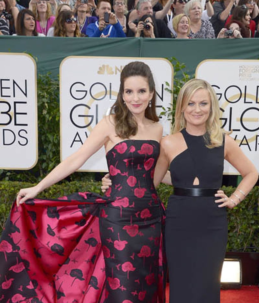 Amy Poehler (derecha), mejor actriz de comedia por 'Parks & recreation', junto a Tina Fey, con la que presentó los Globos de Oro