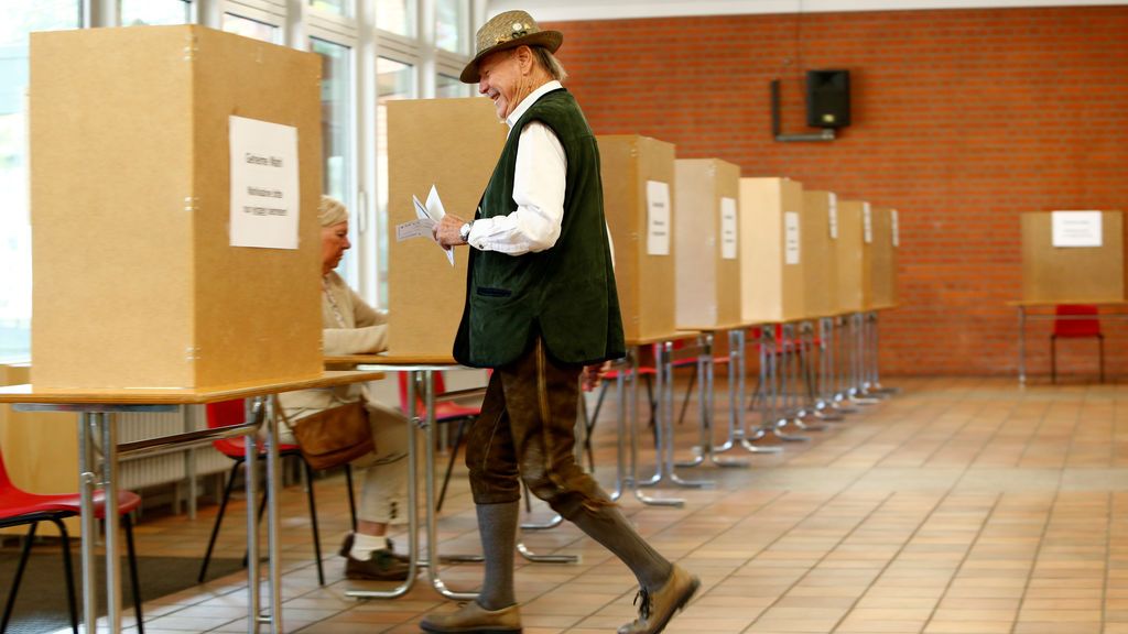 Un hombre vestido con el típico traje Bavario se dispone a votar en las elecciones generales de Alemania