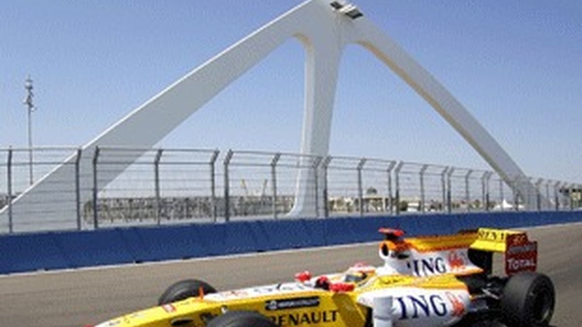 El Renault de Fernando Alonso en el circuito de Valencia.