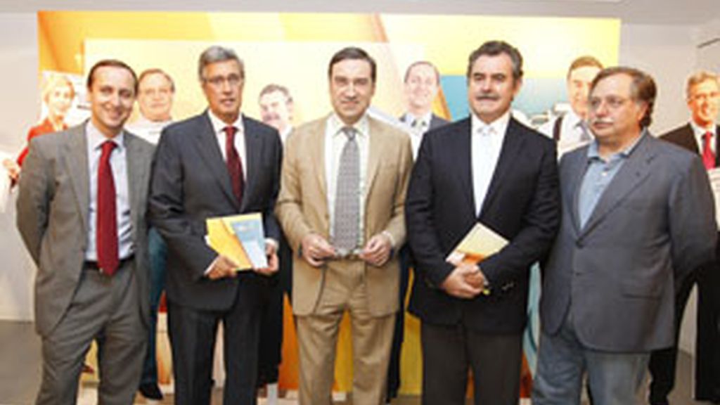 De izquierda a derecha, Carlos Cuesta, Ernesto Sáenz de Buruaga, Pedro J Ramírez, Fermín Bocos y Luis Herrero, en la presentación de la temporada 2010-2011 de VeoTV.