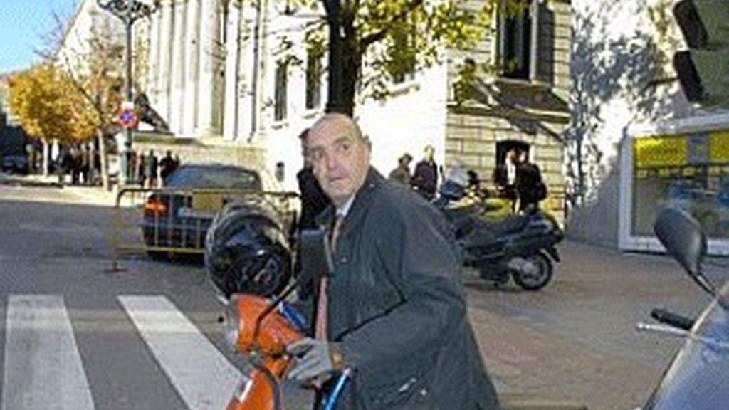 Luis Fernández, delante del Congreso, tras su nombramiento como presidente de RTVE.