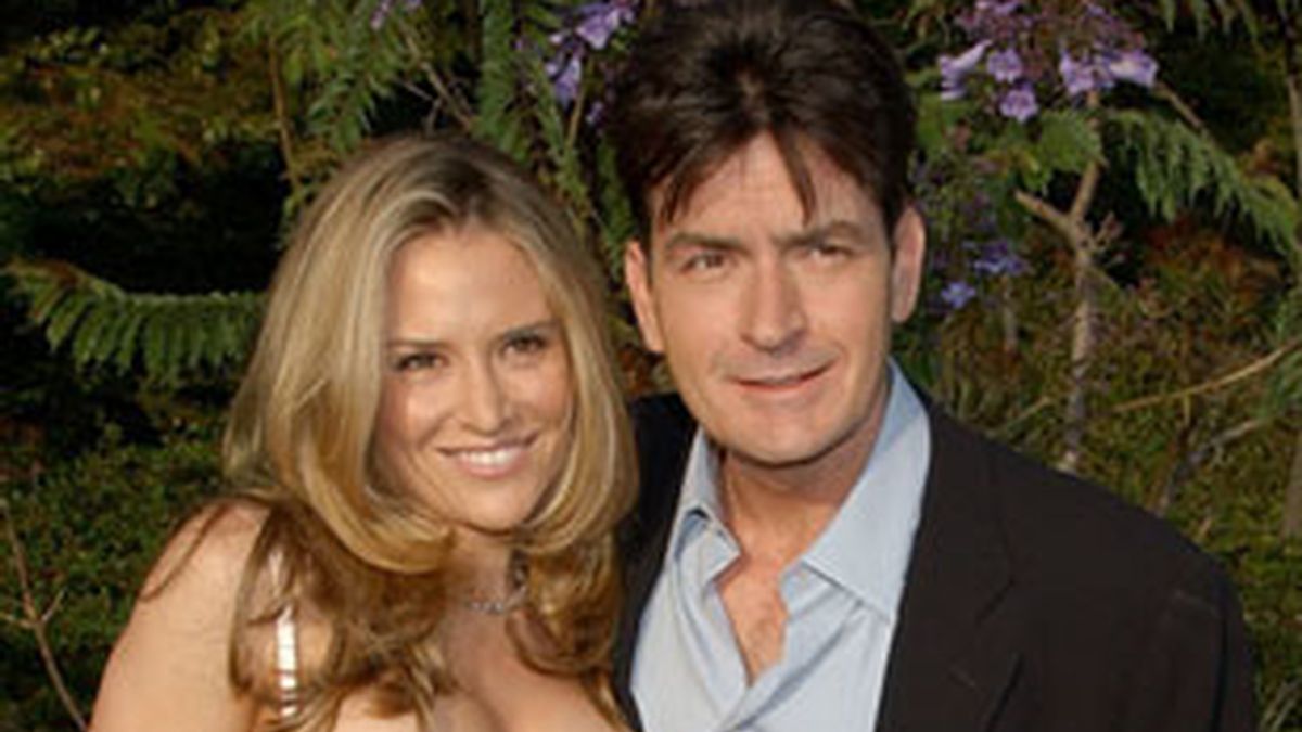 Charlie Sheen junto a su esposa, Brooke Mueller.