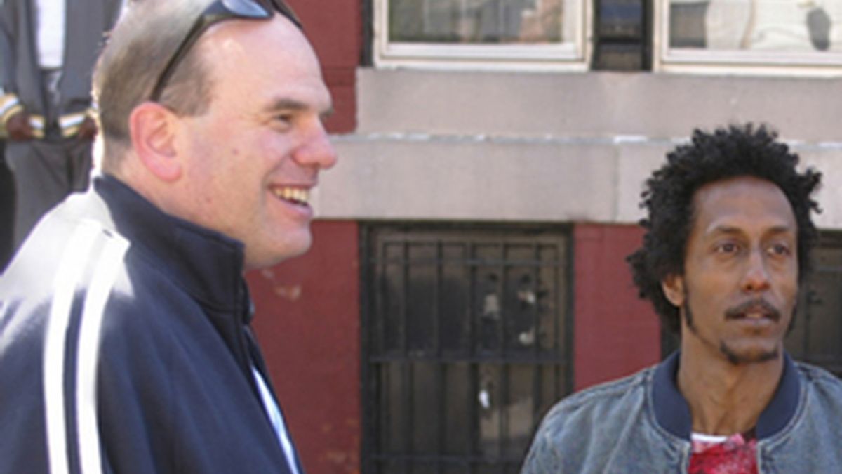 David Simon, izquierda, junto a Andre Royo, uno de los actores de 'The Wire'.