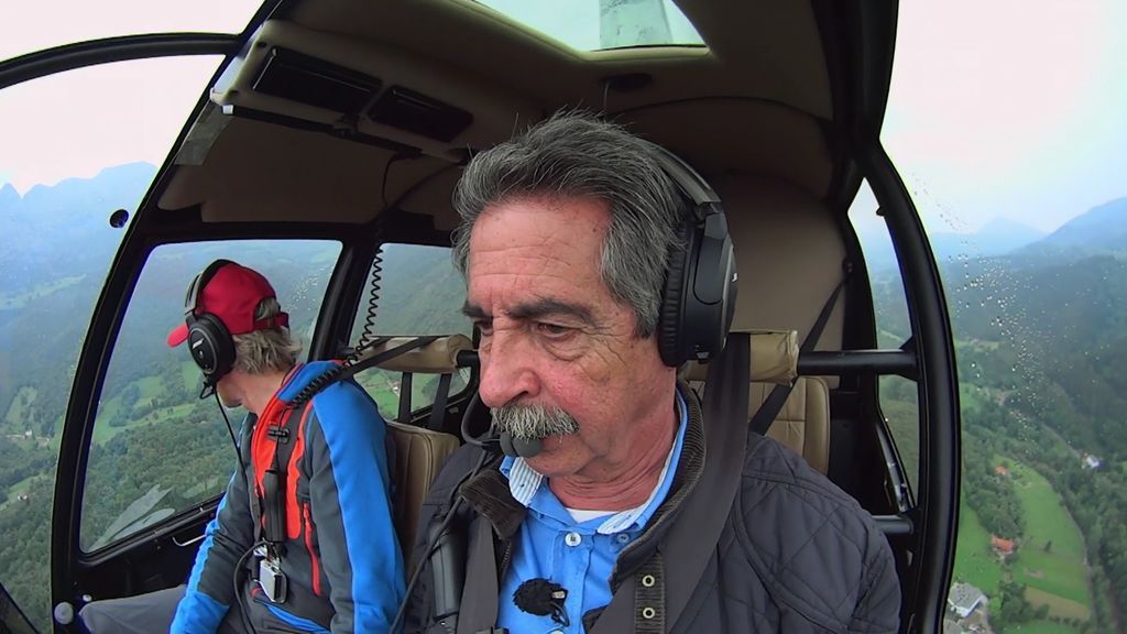 Solo Miguel Ángel Revilla puede cantar el himno de Cantabria desde un helicóptero