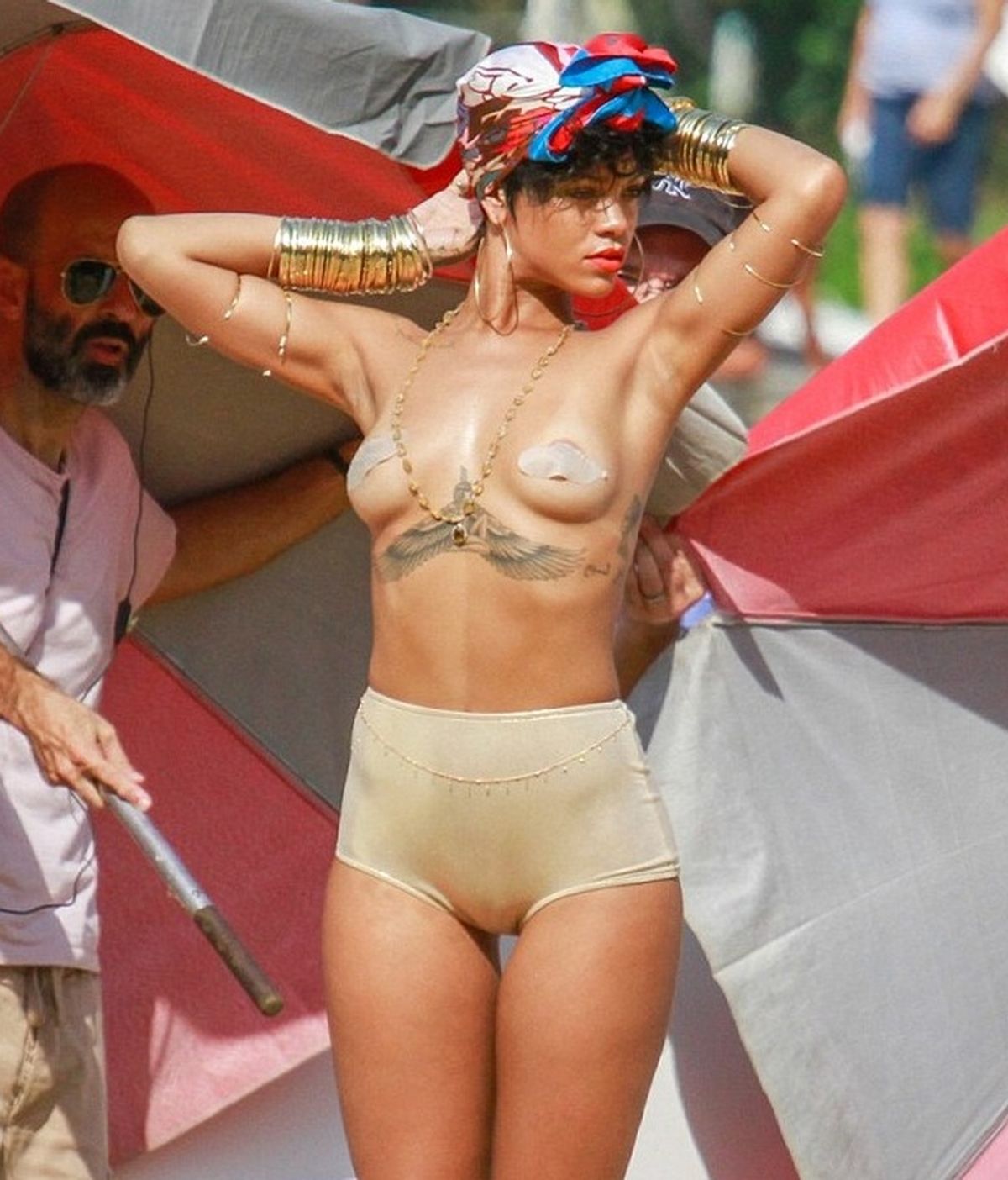 Rihanna posa en 'topless' para 'Vogue' en Brasil