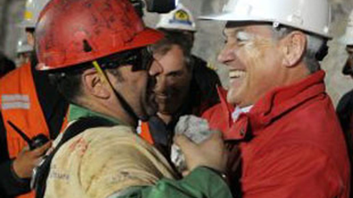 Mario Sepúlveda, el segundo minero rescatado, celebra su vuelta a la superficie.