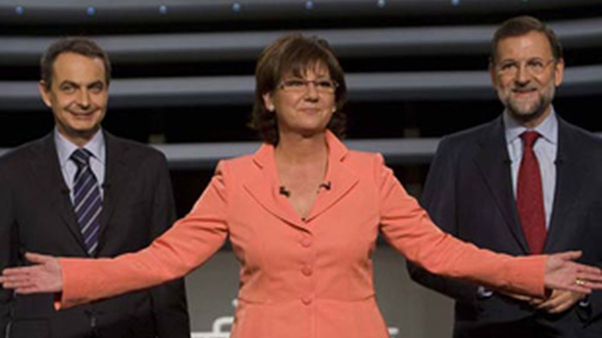 Zapatero y Rajoy, junto a Olga Viza, en febrero de 2008.