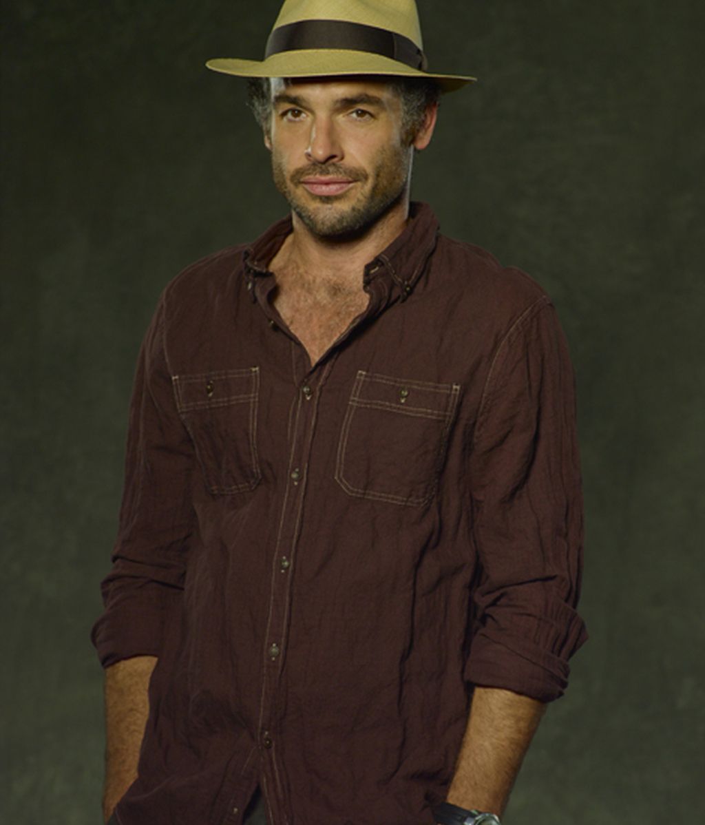 Paul Blackthorne es Clark Quietly