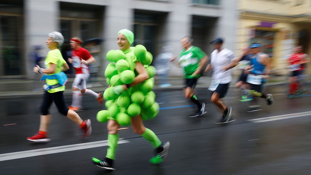 Una corredora disfrazada durante la carrera de Berlín 2017