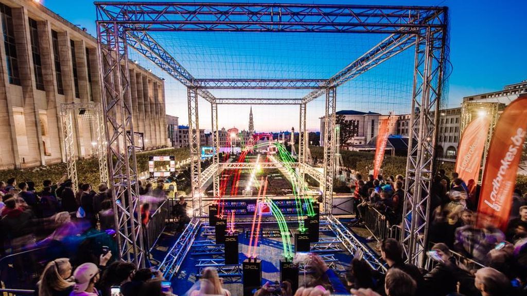 Carreras de drones en Bélgica durante la celebración del 'Brussels Drone e-show'