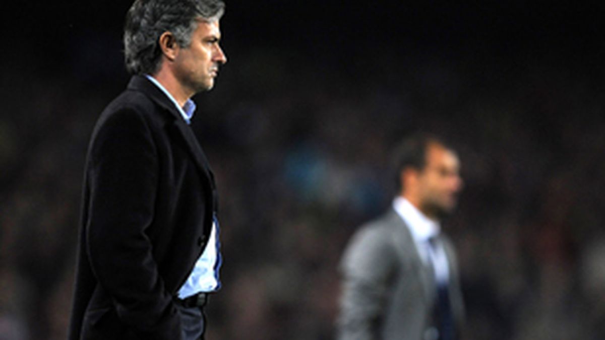 Los entrenadores del Madrid, Jose Mourinho (en primer plano), y el Barcelona, Pep Guardiola.