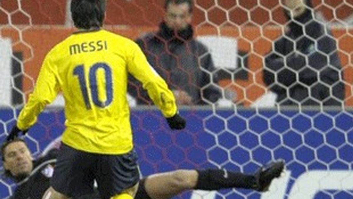 Messi marca uno de sus tres goles en el partido de ida entre el Atlético de Madrid y el Barcelona.