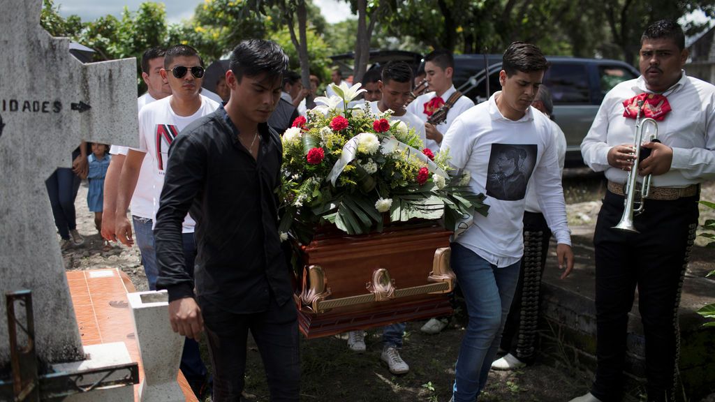 Familiares y amigos del periodista asesinado Salvador Adame llevan su ataúd durante el funeral en Nueva Italia, México