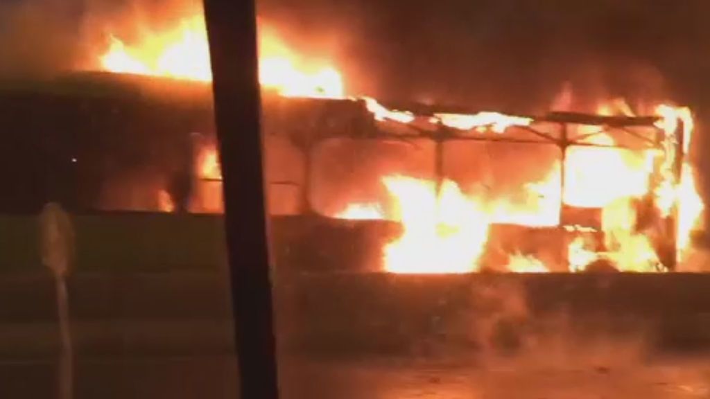Arde un autobús en la carretera A-6 en Madrid por causas que se desconocen