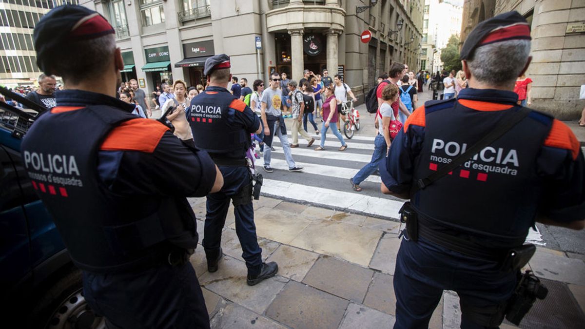 La Fiscalía catalana pide a los Mossos identificar a los responsables de los colegios electorales