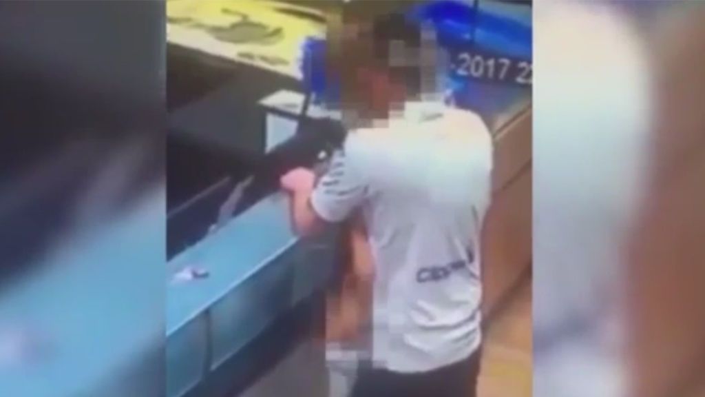 La mujer sorprendida teniendo sexo en una pizzería admite que "merece ser castigada"