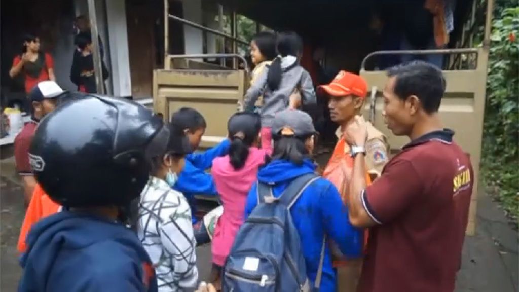 Bali evacúa a 50.000 personas ante la inmediata erupción del volcán Agung