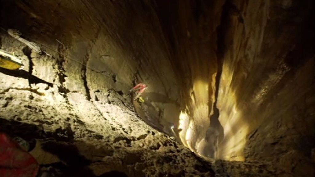 Jesús Calleja estrena temporada de Volando Voy descendiendo el segundo pozo más profundo del mundo