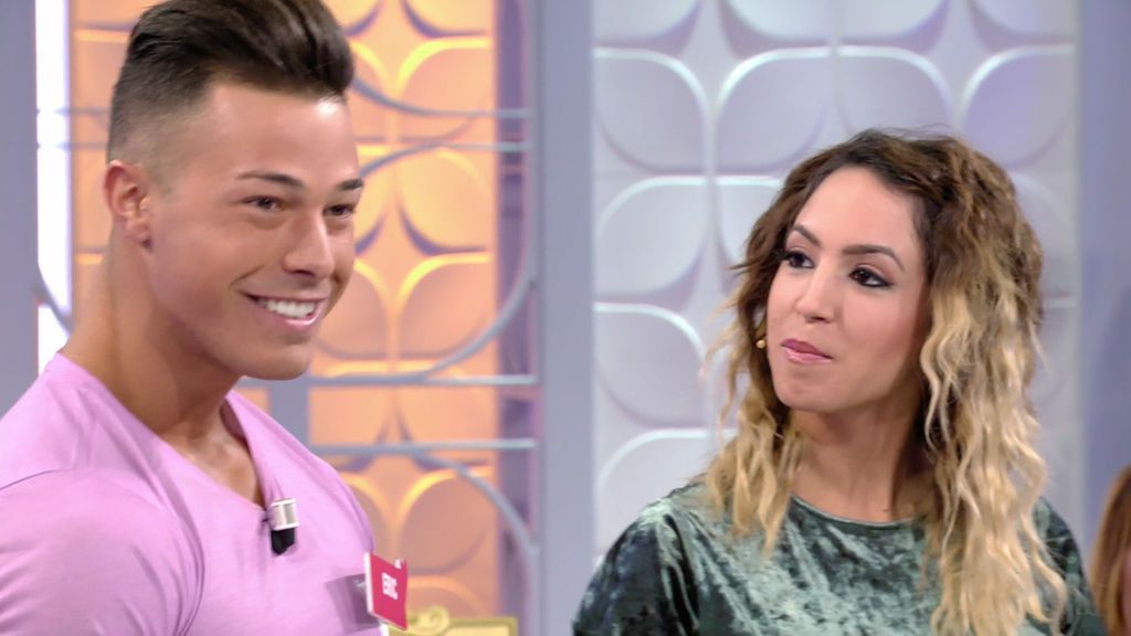 Melani interrumpe el inicio del programa para pedir una cita sin cámaras con Eric Melani interrumpe el inicio del programa para pedir una cita sin cámaras con Eric