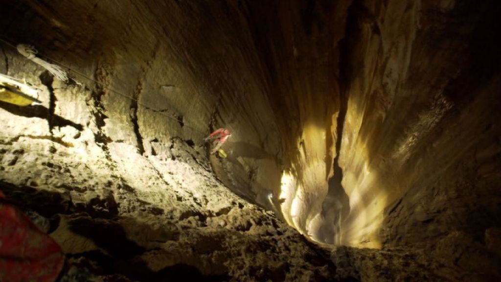 El equipo de Jesús Calleja graba por primera vez el segundo pozo más profundo del mundo en Cantabria