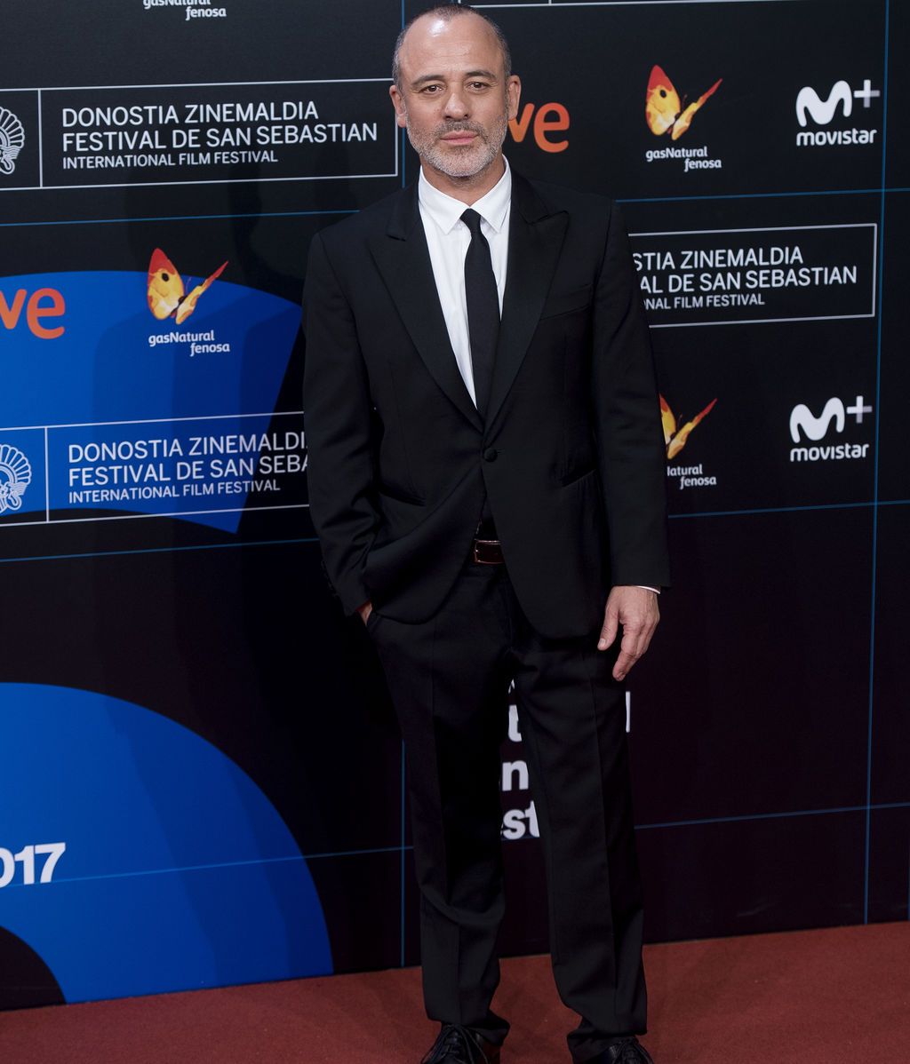Javier Gutierrez, con traje y corbata negra y camisa blanca