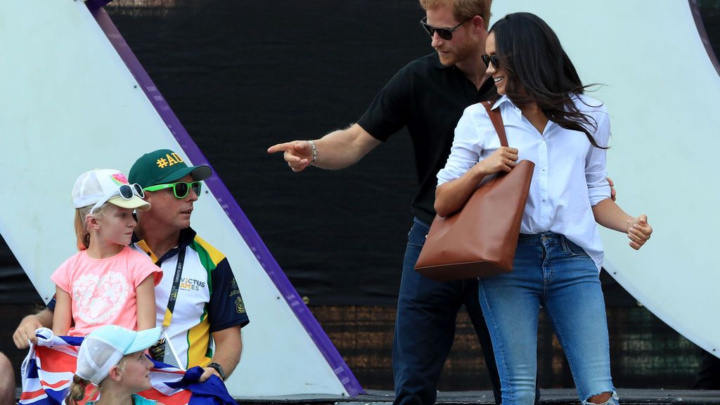 De la mano, confidentes y muy charlatanes: así ha sido la primera aparición pública de Harry con su novia