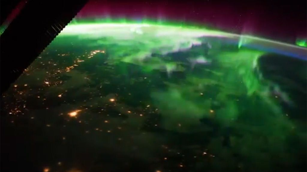 Saca 18.000 fotografías para mostrar la Aurora boreal vista desde el espacio