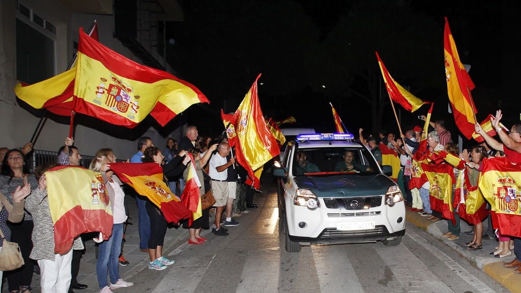 Despedida a los agentes  del dispositivo del 1-0: "¡Viva España y viva la Guardia Civil!"