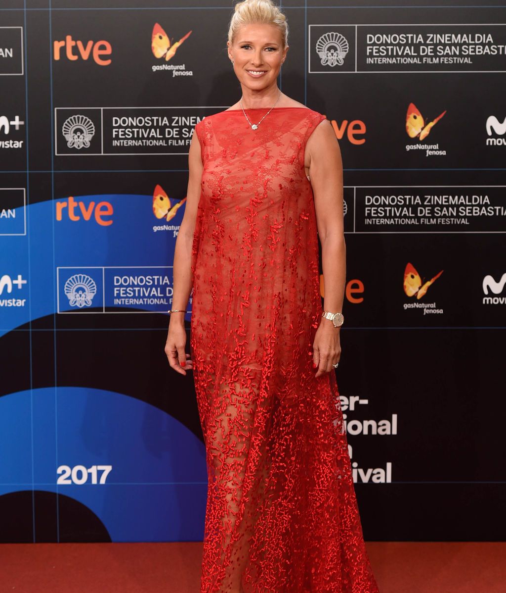 Anne Igartiburu, presentadora de la inauguración, con un vestido rojo de encaje de chantillí