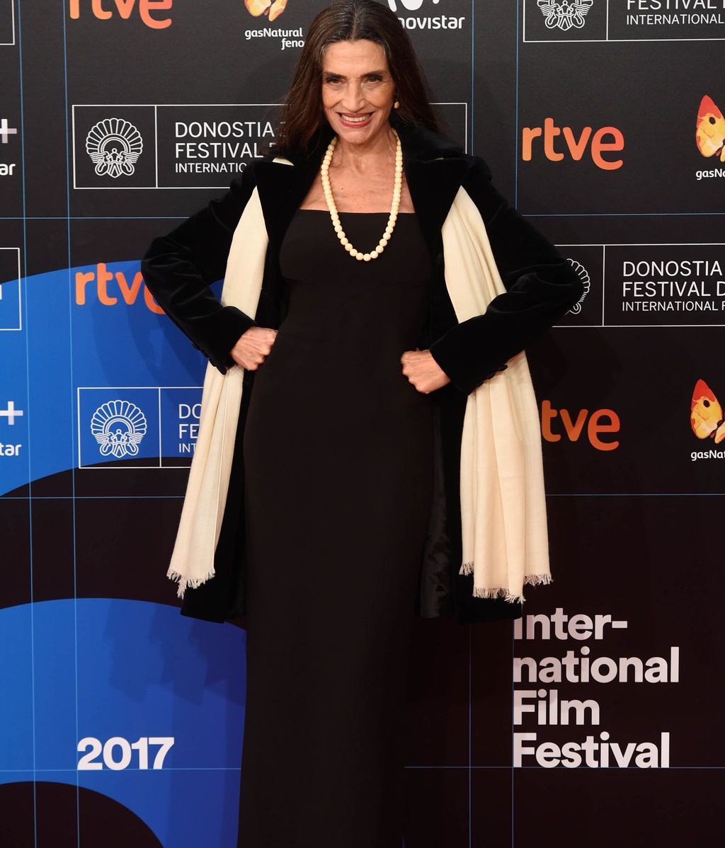 Ángela Molina completó con perlas y fular un look en 'black & white'