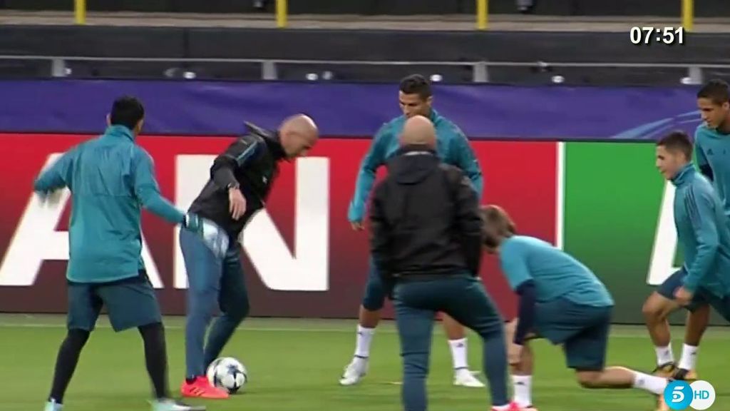 Zidane se calza las botas y enseña a los jugadores que no ha perdido el toque